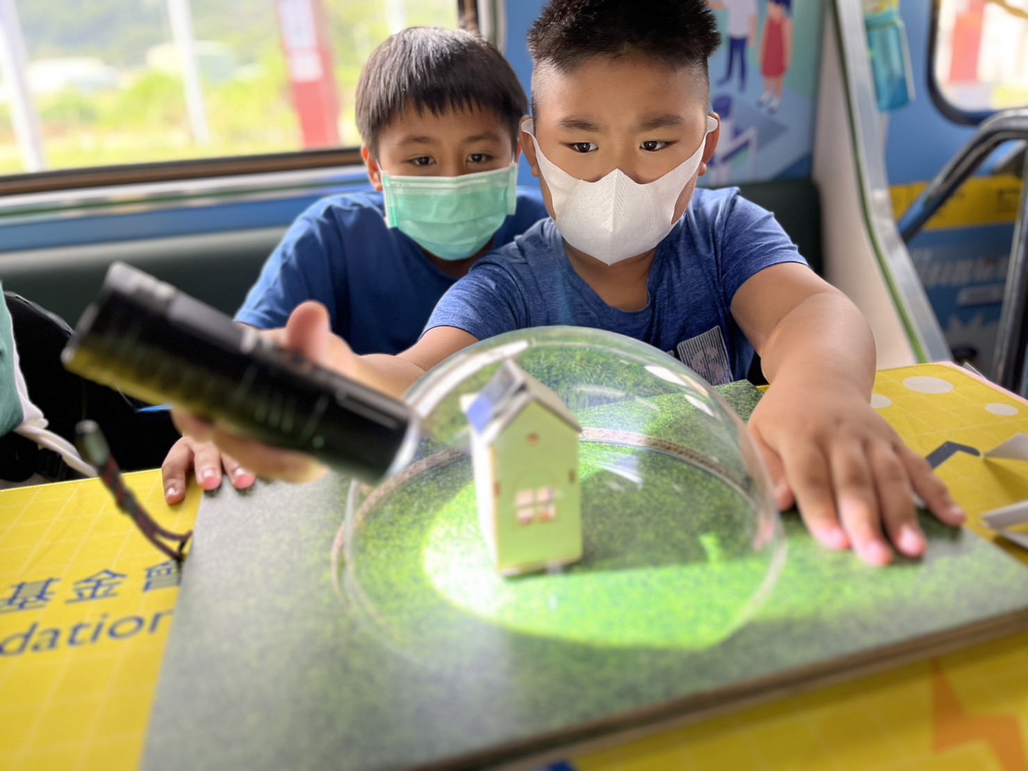 公海jcjc5500參與基礎科學主題車廂，以STEAM教學精神，設計「逐日科學家」、「太陽能工程師」以及「淨零建築師」三大能源科普課程和實驗