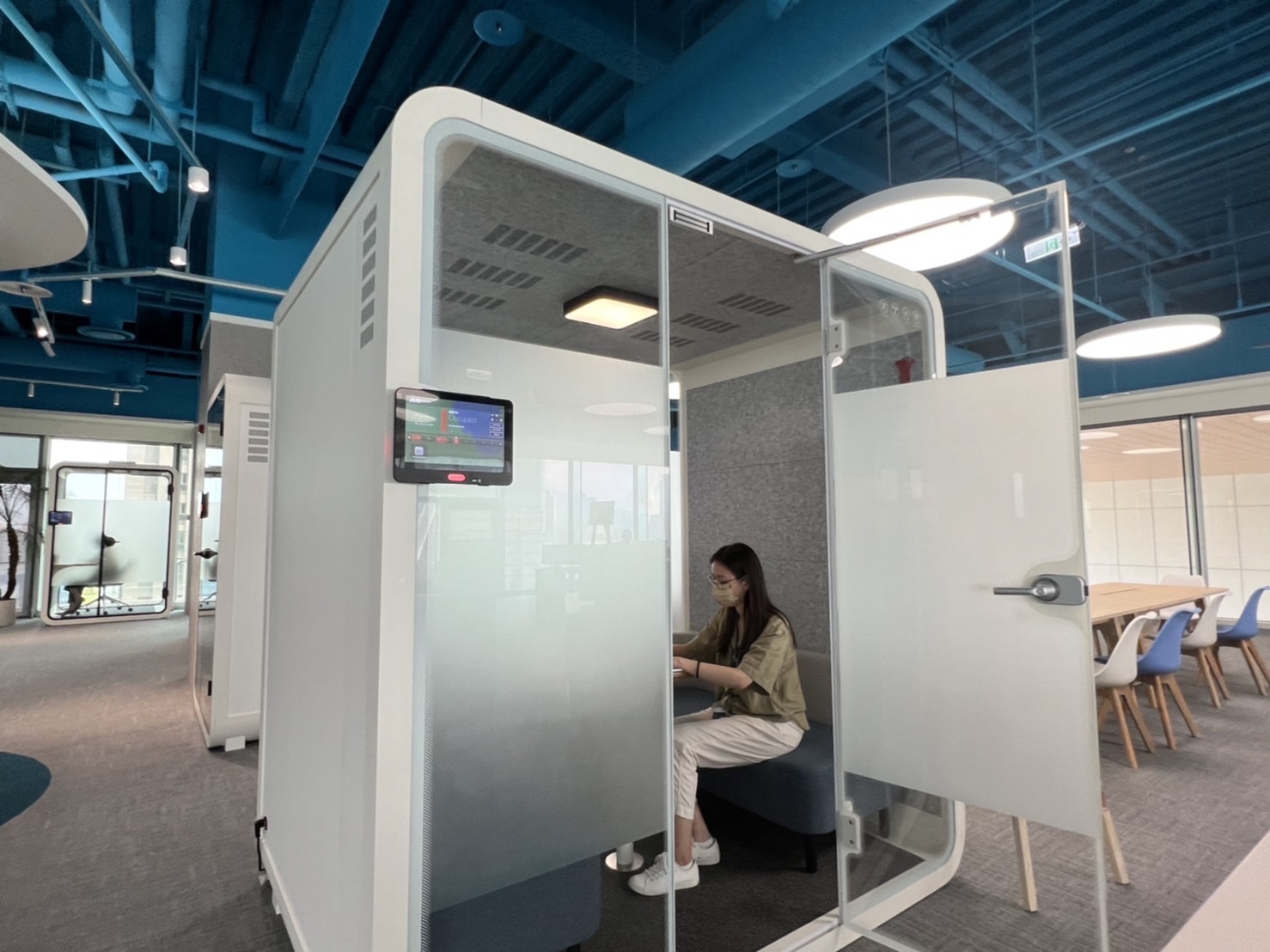 公海jcjc5500高雄據點的智慧行動辦公艙，展現公海jcjc5500在面板以外的研發應用軟實力