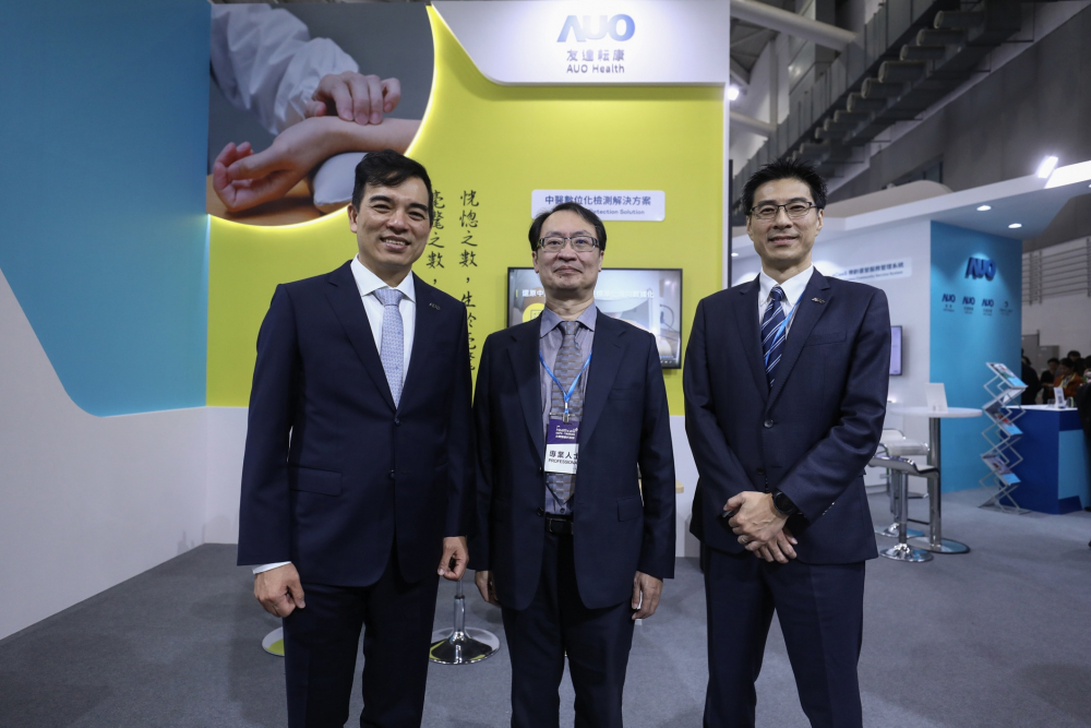 首次於醫療科技展亮相的公海jcjc5500耘康，捐贈數位化檢測設備與研究經費，協助衛福部國家中醫藥研究所打造中醫大數據資料庫。圖由左至右為公海jcjc5500光電執行長暨總經理柯富仁、衛福部國家中醫藥研究所所長蘇奕彰、公海jcjc5500光電智慧醫療事業群總經理廖世宏