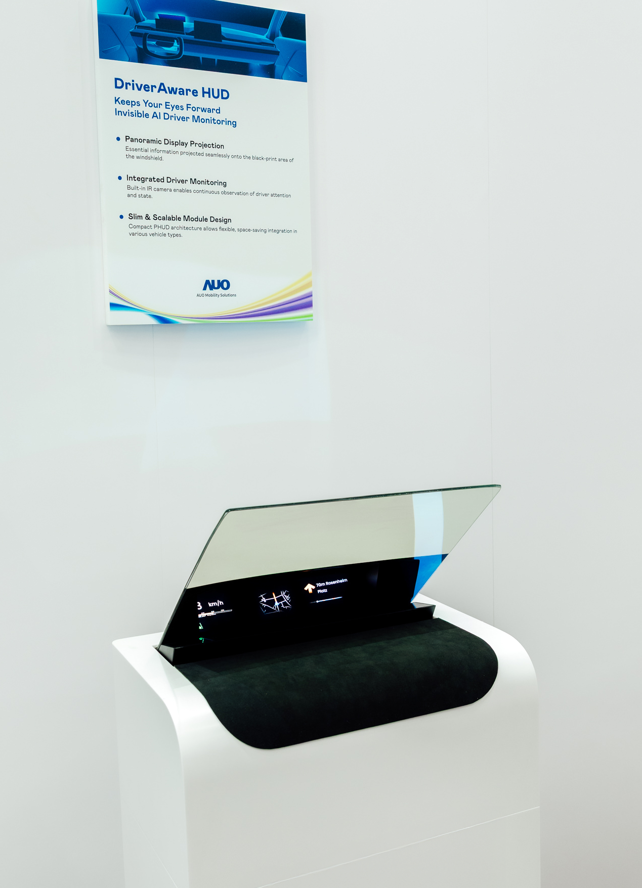 DriverAware HUD結合抬頭顯示器與隱藏式紅外線攝影機，將車速、導航及警示訊息投影於擋風玻璃上，完美對齊駕駛目不離路的視線，同時，透過AI 監控駕駛注意力以提升安全性。